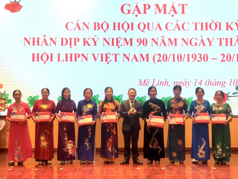 Đồng chí Hoàng Anh Tuấn, Phó Bí thư Huyện ủy, Chủ tịch UBND quận, Trưởng ban Vì sự tiến bộ phụ nữ huyện Mê Linh tặng quà tri ân các cán bộ Hội LHPN huyện qua các thời kỳ Đồng chí Hoàng Anh Tuấn, Phó Bí thư Huyện ủy, Chủ tịch UBND quận, Trưởng ban Vì sự tiến bộ phụ nữ huyện Mê Linh tặng quà tri ân các cán bộ Hội LHPN huyện qua các thời kỳ