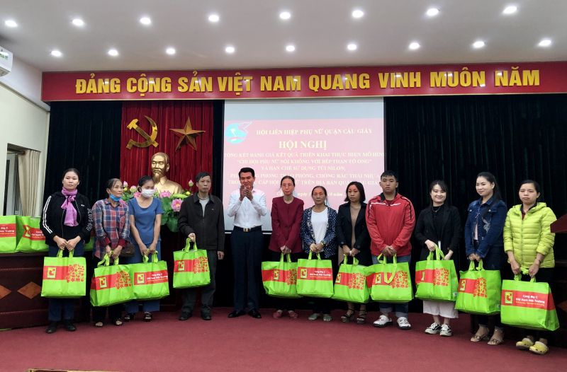 Hội LHPN quận Cầu Giấy đã tặng quà cho hội viên phụ nữ chịu ảnh hưởng của dịch bệnh Covid-19 lần 2 năm 2020.