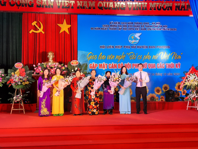 Ông Trần Đức Hải - Bí thư Huyện ủy Đan Phượng tặng hoa lưu niệm cán bộ hội các thời kỳ