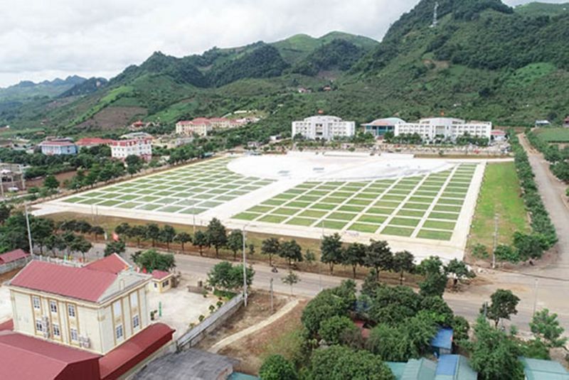 Hạng mục phụ trợ Quảng trường Trung t&acirc;m h&agrave;nh ch&iacute;nh mới huyện Mộc Ch&acirc;u do C&ocirc;ng ty TNHH Viễn Gia thi c&ocirc;ng c&oacute; sai phạm kinh tế (nguồn: B&aacute;o Sơn La)