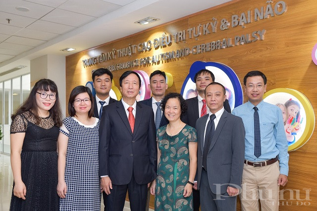 Nhóm các nhà khoa học Vinmec nghiên cứu đề tài ghép tế bào gốc kết hợp can thiệp điều trị tự kỷ. Nhóm các nhà khoa học Vinmec nghiên cứu đề tài ghép tế bào gốc kết hợp can thiệp điều trị tự kỷ.