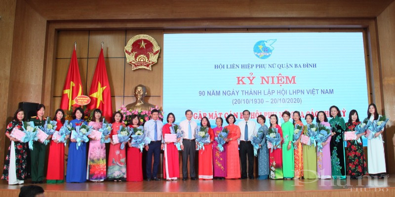 Các đại biểu chụp ảnh lưu niệm tại hội nghị.