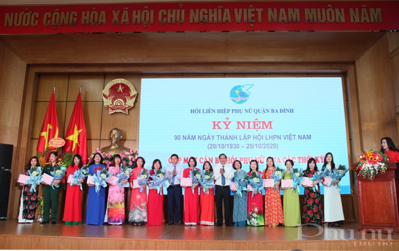 Đồng chí Nguyễn Công Thành - Phó Bí thư Thường trực Quận ủy, Chủ tịch HĐND quận và đồng chí Tạ Nam Chiến - Phó Bí thư Quận ủy, Chủ tịch UBND quận tặng hoa, quà cho các đồng chí lãnh đạo 19 tổ chức cơ sở Hội.