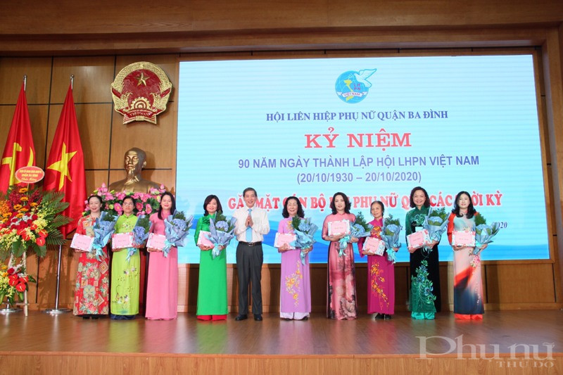 Đồng chí Hoàng Minh Dũng Tiến - Thành ủy viên, Bí thư Quận ủy Ba Đình tặng hoa, quà các thế hệ lãnh đạo, cán bộ nữ chủ chốt Hội LHPN quận qua các thời kỳ.