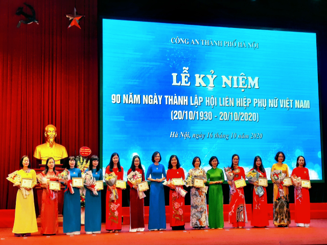 Lễ trao tặng kỷ niệm chương 