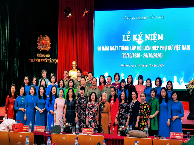 Lãnh đạo Hội phụ nữ Công an các thời kỳ chụp ảnh lưu niệm.