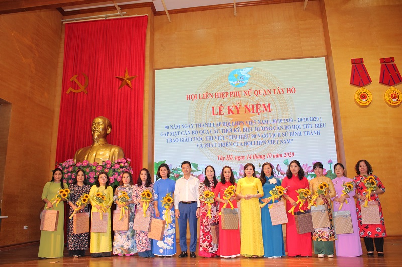 Dịp này, Hội LHPN quận đã biểu dương 29 tấm gương cán bộ Hội tiêu biểu