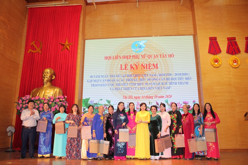 Hội LHPN quận Tây Hồ đã tri ân và  tôn vinh 98 cán bộ Hội chủ chốt  đã có nhiều công lao đóng góp cho tổ chức Hội