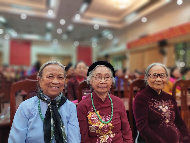 Trong buổi gặp mặt, các cụ, các bà cán bộ Hội phấn khởi và tự hào  vì sự phát triển 90 năm của tổ chức Hội đồng thời chị em cán bộ được gặp nhau thấy ai nấy đều vẫn khỏe mạnh. Đó là niềm vui lớn nhất đối với họ Trong buổi gặp mặt, các cụ, các bà cán bộ Hội phấn khởi và tự hào  vì sự phát triển 90 năm của tổ chức Hội đồng thời chị em cán bộ được gặp nhau thấy ai nấy đều vẫn khỏe mạnh. Đó là niềm vui lớn nhất đối với họ