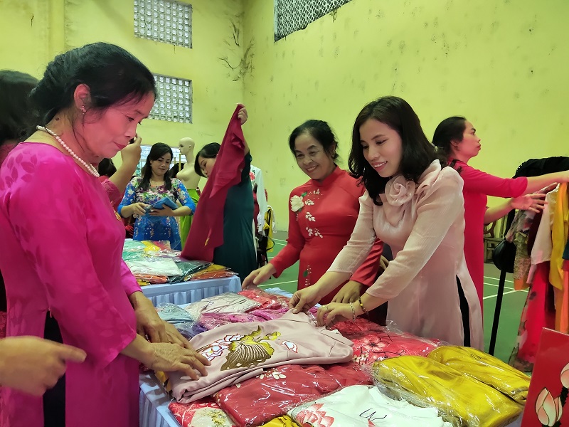 Các đại biểu thăm quan và mua sắm sản phẩm áo dài thêu của phụ nữ Thường Tín Các đại biểu thăm quan và mua sắm sản phẩm áo dài thêu của phụ nữ Thường Tín