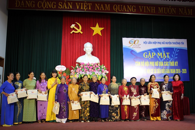 Hội LHPN huyện tặng quà cho các thế hệ cán bộ Hội