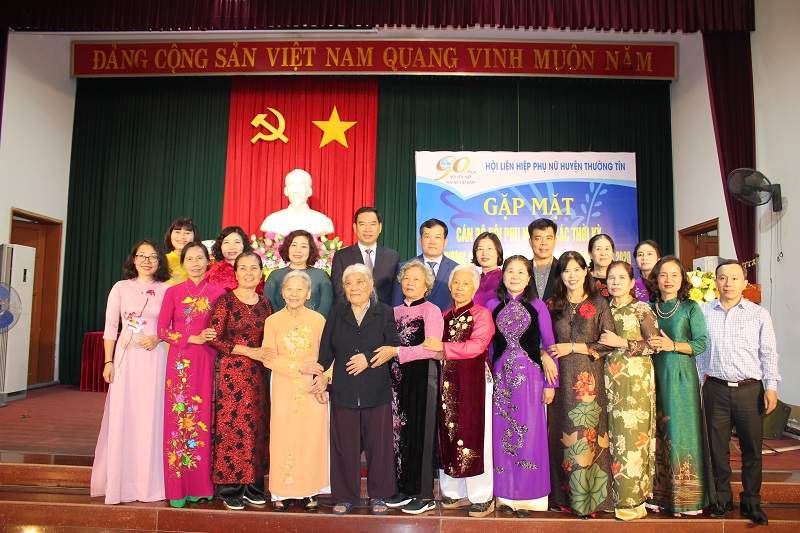 Các đại biểu thành phố, huyện chụp ảnh kỷ niệm với các thế hệ cán bộ Hội huyện Thường Tín
