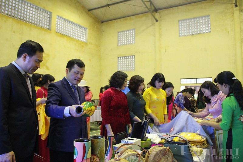 Các đại biểu thăm quan gian hàng tại Ngày hội phụ nữ khởi nghiệp sáng tạo năm 2020