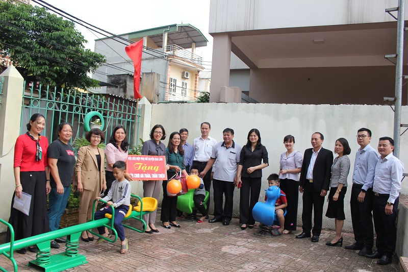 Hội LHPN huyện đã bàn giao sân chơi an toàn thân thiện cho trẻ em tại nhà văn hóa thôn Phú Thụy