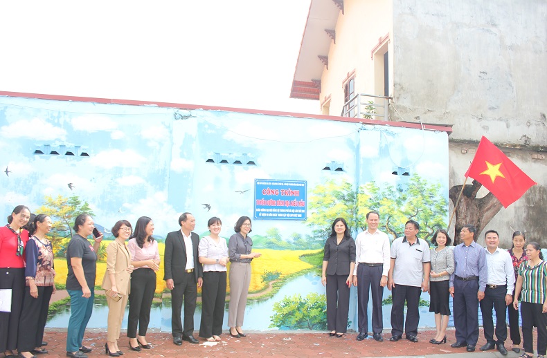 Hội LHPN huyện Gia Lâm gắn biển công trình