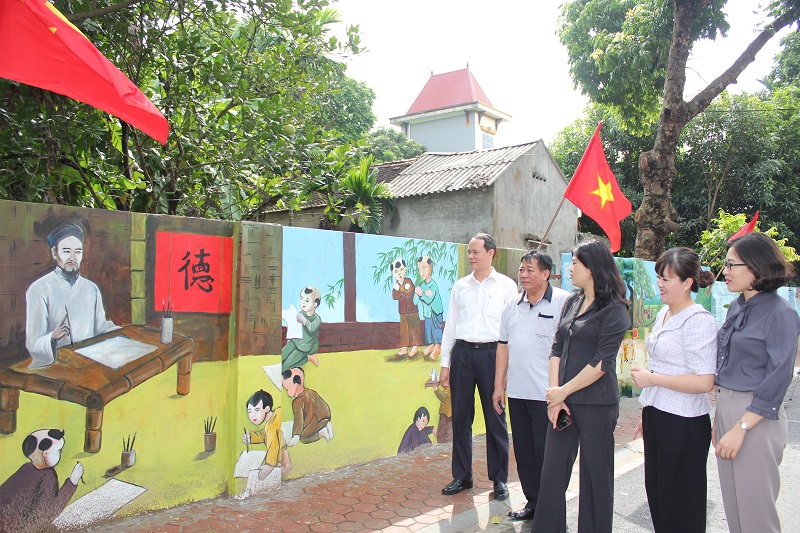 Các đại biểu tham quan mô hinh tuyến đường  bích họa kiểu mẫu tại thôn Phú Thụy