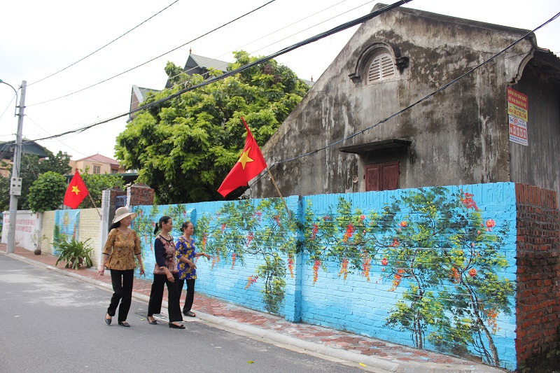 Mỗi bức tường là một bức tranh bích họa khác nhau về tình yêu quê hương đất nước, tuyên truyền về bảo vệ môi trường