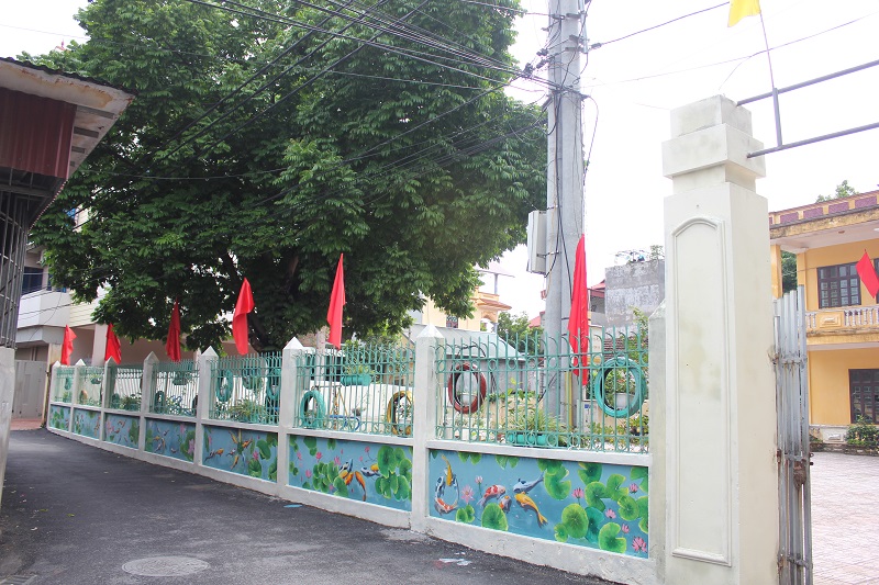 Bức trang bích họa trên tường  quanh khu vực nhà văn hóa thôn Phú Thụy