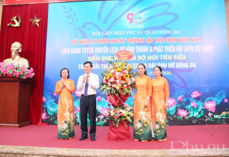 Lãnh đạo Quận ủy, HĐND, UBND, UB Mặt trận tổ quốc quận Đống Đa tặng hoa chúc mừng Hội LHPN quận.