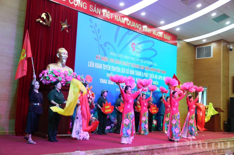 Tiết mục biểu diễn của Hội LHPN phường Láng Thượng.