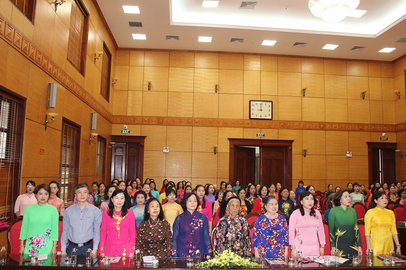 Các đại biểu tham gia nghi thức chào cờ trong Lễ