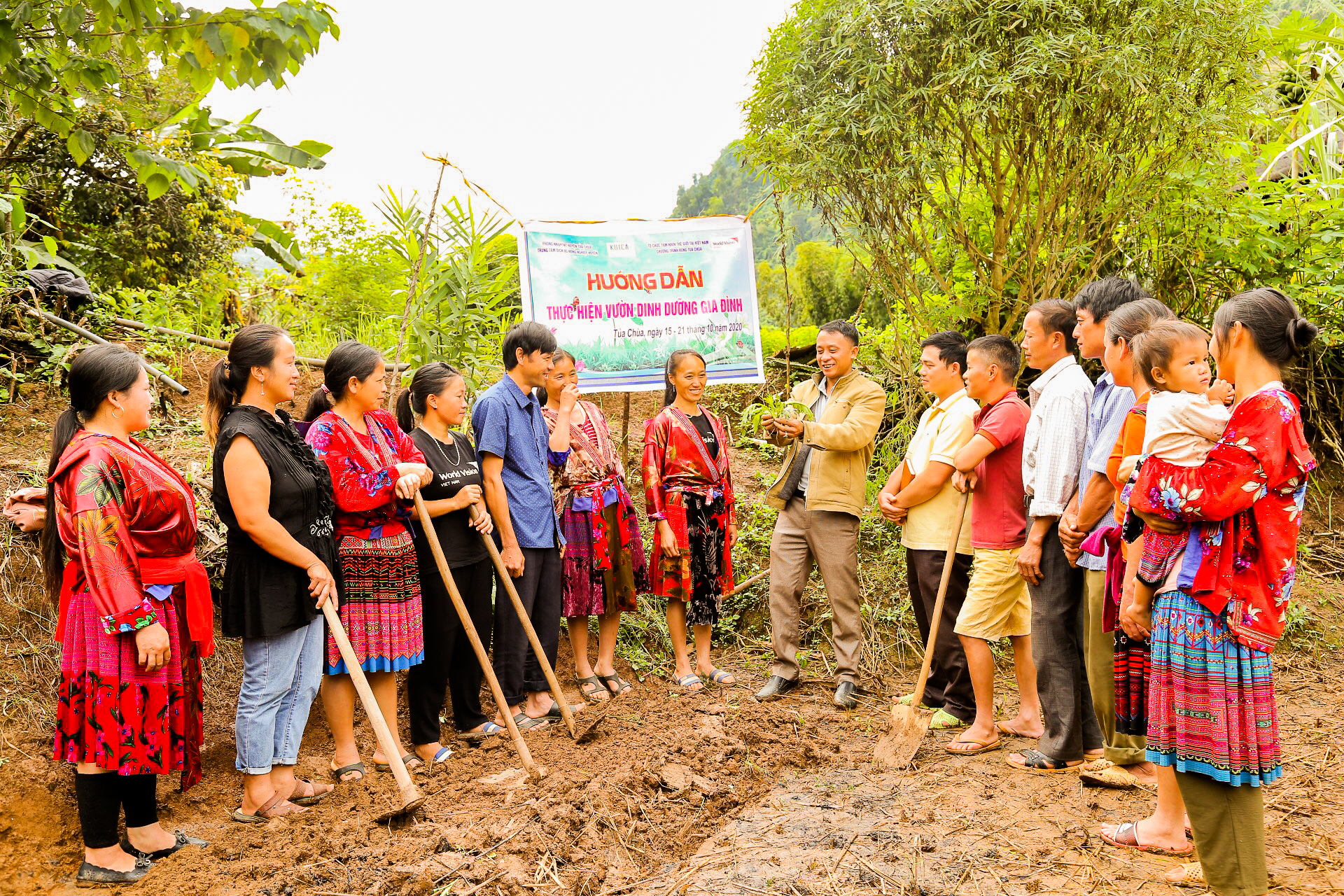 Tập huấn cho người dân địa phương về kỹ thuật trồng rau an toàn Tập huấn cho người dân địa phương về kỹ thuật trồng rau an toàn