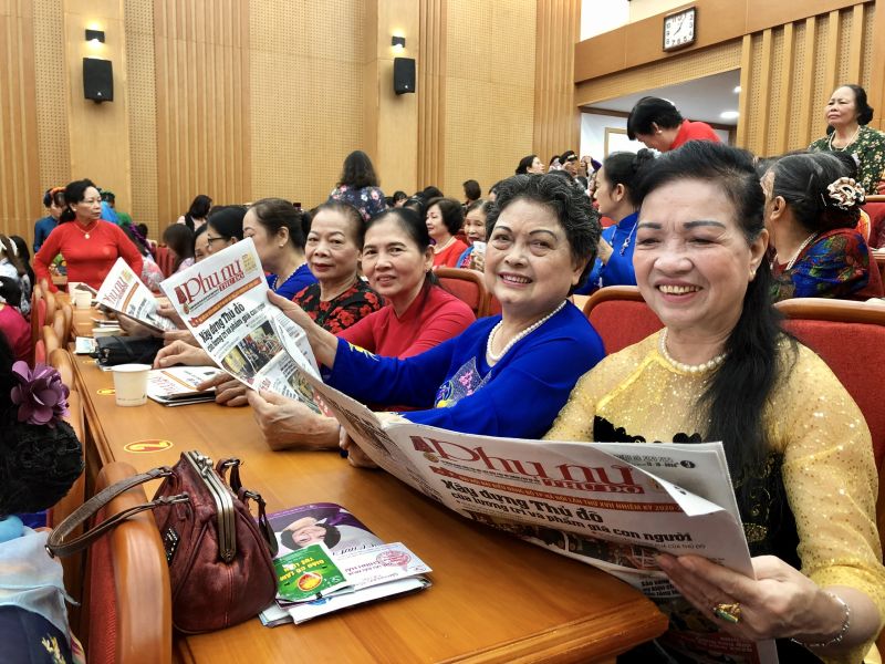 Hội viên Hội LHPN quận Thanh Xuân đọc báo Phụ nữ Thủ đô - cơ quan ngôn luận của Hội LHPN Hà Nội, được các hội viên yêu mến gọi là  Hội viên Hội LHPN quận Thanh Xuân đọc báo Phụ nữ Thủ đô - cơ quan ngôn luận của Hội LHPN Hà Nội, được các hội viên yêu mến gọi là
