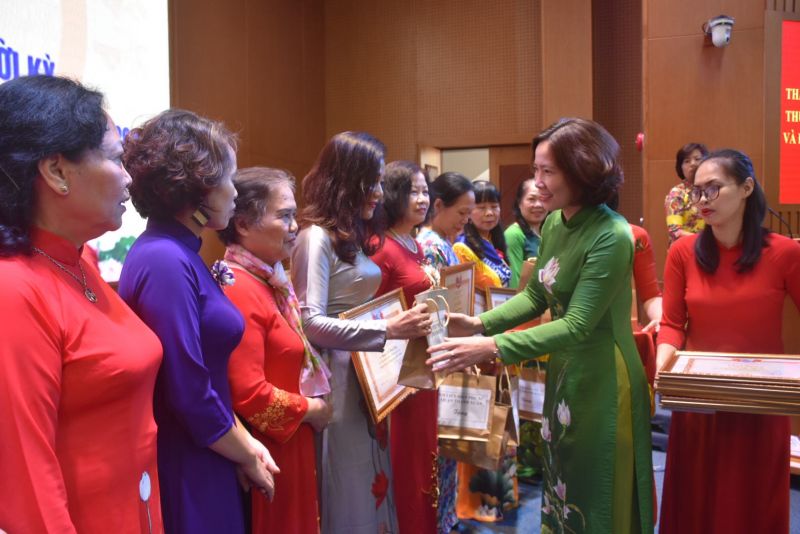 Đồng chí Lê Kim Anh, Thành ủy viên, Chủ tịch Hội LHPN Hà Nội tặng Bằng khen cho các gương phụ nữ điển hình trong phong trào thi đua yêu nước giai đoạn 2015 - 2020 Đồng chí Lê Kim Anh, Thành ủy viên, Chủ tịch Hội LHPN Hà Nội tặng Bằng khen cho các gương phụ nữ điển hình trong phong trào thi đua yêu nước giai đoạn 2015 - 2020
