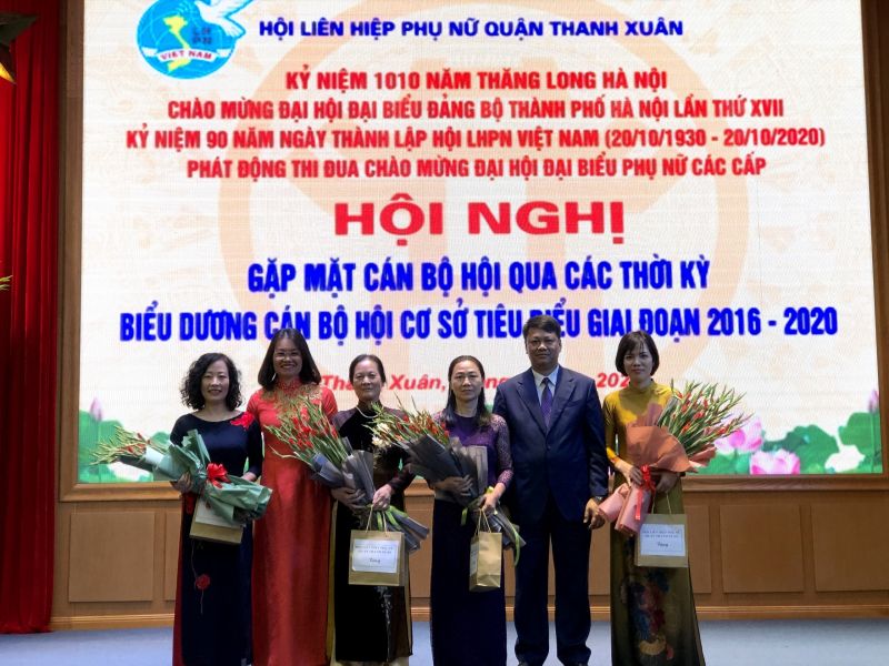 Các đồng chí Nguyễn Minh Tiến, Trịnh Thị Hồng Thủy tặng quà tri ân các nguyên Chủ tịch, Phó Chủ tịch Hội LHPN quận Các đồng chí Nguyễn Minh Tiến, Trịnh Thị Hồng Thủy tặng quà tri ân các nguyên Chủ tịch, Phó Chủ tịch Hội LHPN quận