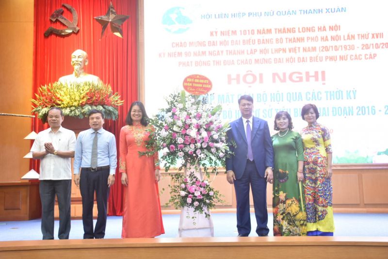 Lãnh đạo quận ủy Thanh Xuân tặng hoa chúc mừng Hội LHPN quận Lãnh đạo quận ủy Thanh Xuân tặng hoa chúc mừng Hội LHPN quận