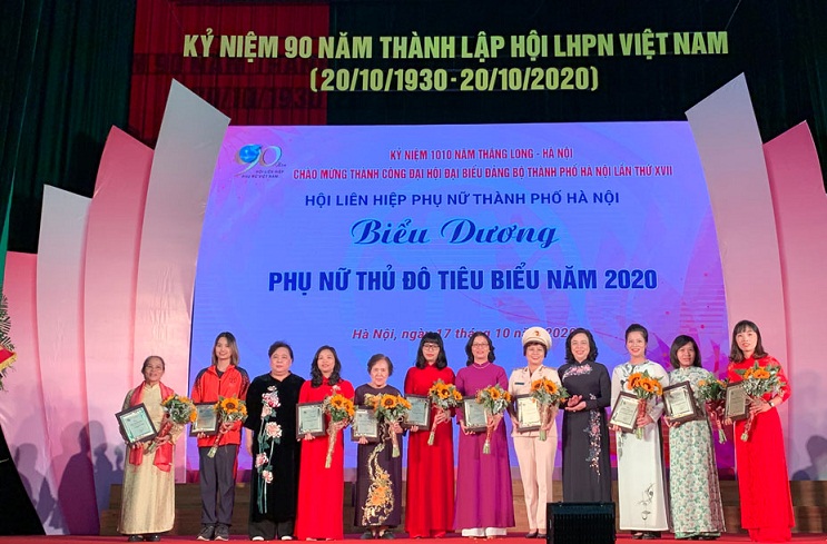 Ủy vi&ecirc;n Trung ương Đảng, nguy&ecirc;n Ph&oacute; B&iacute; thư Thường trực Th&agrave;nh ủy H&agrave; Nội Ng&ocirc; Thị Thanh Hằng v&agrave; nguy&ecirc;n Ph&oacute; B&iacute; thư Th&agrave;nh ủy H&agrave; Nội, Chủ tịch HĐND th&agrave;nh phố H&agrave; Nội Nguyễn Thị B&iacute;ch Ngọc tuy&ecirc;n dương 10 phụ nữ Thủ đ&ocirc; ti&ecirc;u biểu xuất sắc năm 2020.
