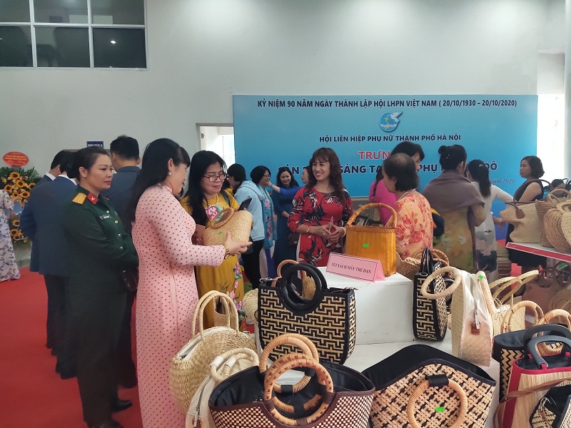 Cũng tại chương tr&igrave;nh c&ograve;n diễn ra c&aacute;c hoạt động trưng b&agrave;y gian h&agrave;ng sản phẩm s&aacute;ng tạo của phụ nữ Thủ đ&ocirc;