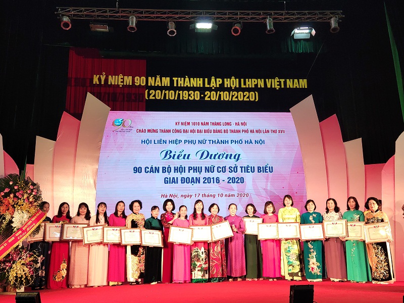 Đồng ch&iacute; Ho&agrave;ng Thị &Aacute;i Nhi&ecirc;n, Ph&oacute; Chủ tịch Thường trực Trung ương Hội LHPN Việt Nam v&agrave; đồng ch&iacute; Ph&ugrave;ng Thị Hồng H&agrave;, Ph&oacute; Chủ tịch HĐND th&agrave;nh phố