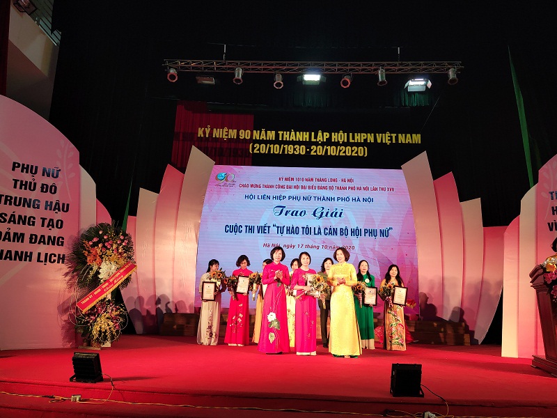 Đồng ch&iacute; L&ecirc; Kim Anh - Th&agrave;nh ủy vi&ecirc;n- Chủ tịch Hội LHPN H&agrave; Nội v&agrave; đồng ch&iacute;   trao giải Nhất cho t&aacute;c giả Đ&agrave;o Thị Thanh Minh- Chi hội trưởng phụ nữ tổ d&acirc;n phố số 29 phường Ngọc Thụy, quận Long Bi&ecirc;n tham gia cuộc thi viết
