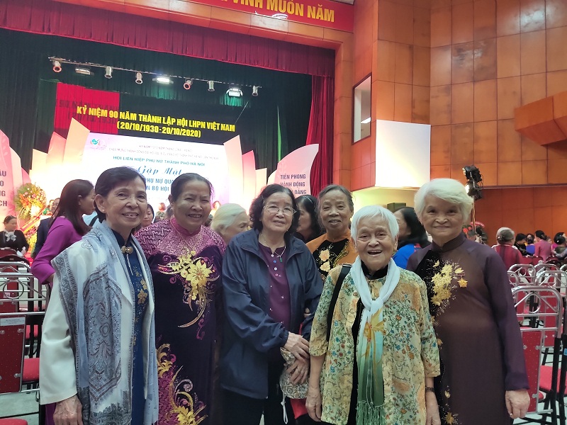 C&aacute;c thế hệ c&aacute;n bộ Hội phụ nữ qua c&aacute;c thời kỳ phấn khởi x&uacute;c động v&agrave; tự h&agrave;o về tham dự buổi gặp mặt