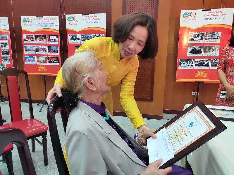 cuộc thi, trong đ&oacute; đội ngũ c&aacute;n bộ Hội nhất l&agrave; c&aacute;n bộ chuy&ecirc;n tr&aacute;ch cấp quận, huyện v&agrave; c&aacute;n bộ Hội cơ sở đ&atilde; hưởng ứng cuộc thi với t&acirc;m huyết, tinh thần tr&aacute;ch nhiệm cao v&agrave; t&igrave;nh cảm gắn b&oacute; s&acirc;u nặng với tổ chức Hội