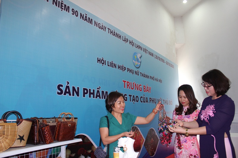 C&aacute;c đại biểu thăm quan v&agrave; mua sắm tại gian h&agrave;ng trưng b&agrave;y sản phẩm s&aacute;ng tạo của phụ nữ Thủ đ&ocirc;