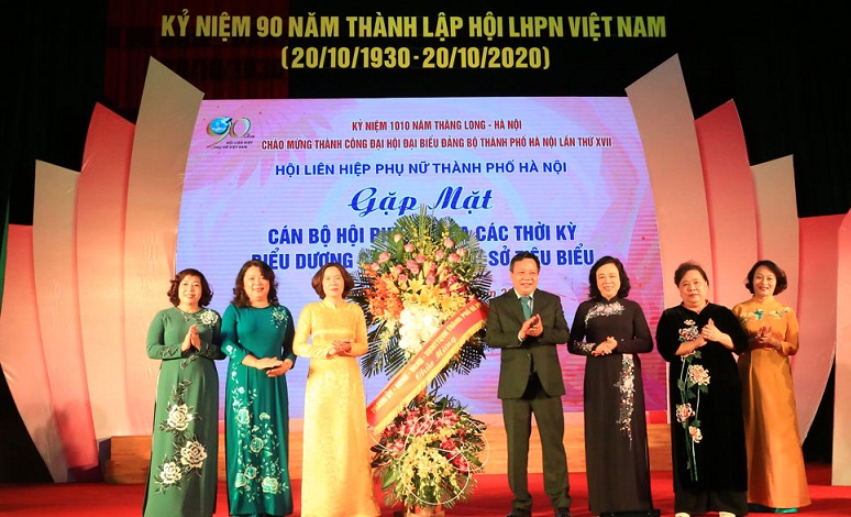 L&atilde;nh đạo th&agrave;nh phố trao tặng lẵng hoa ch&uacute;c mừng Hội Li&ecirc;n hiệp phụ nữ th&agrave;nh phố nh&acirc;n kỷ niệm 90 năm Ng&agrave;y th&agrave;nh lập Hội Li&ecirc;n hiệp phụ nữ Việt Nam.