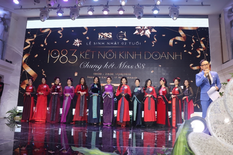 Các thí sinh trong trang phục áo dài truyền thống.