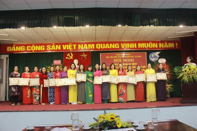 Trao thưởng cho các cá nhân, tập thể có thành tích xuất sắc