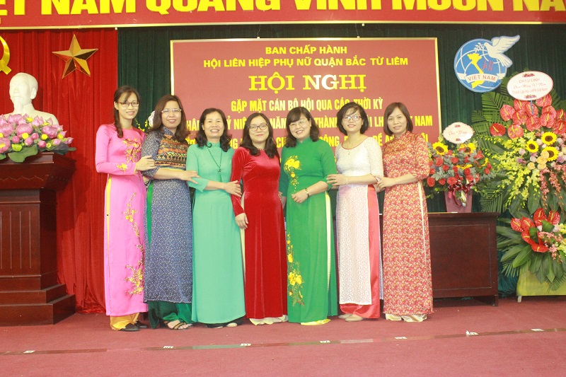 Các đại biểu chụp ảnh lưu niệm