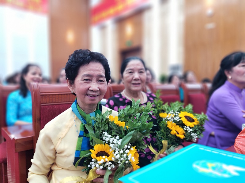 Niềm vui của c&aacute;c b&agrave;, c&aacute;c c&ocirc; khi được Hội LHPN quận tri &acirc;n những m&oacute;n qu&agrave; tuy nhỏ b&eacute; nhưng ấm &aacute;p đầy t&igrave;nh cảm y&ecirc;u thương v&agrave; tr&acirc;n qu&yacute;