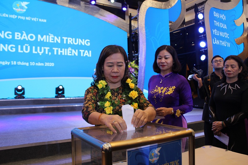 Các đại biểu tham gia ủng hộ các tỉnh miền Trung bị lũ lụt, thiên tai