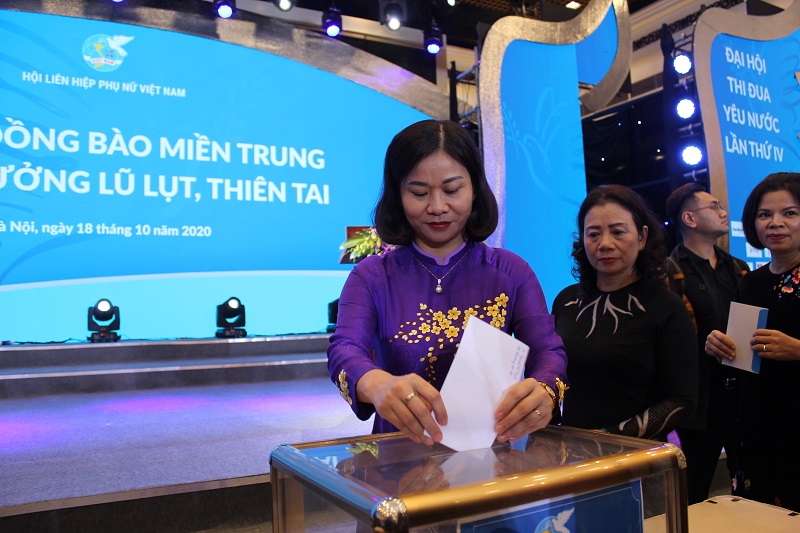 Các đại biểu dự Lễ kỷ niệm tham gia ủng hộ đồng bào miền Trung bị ảnh hưởng bởi lũ lụt