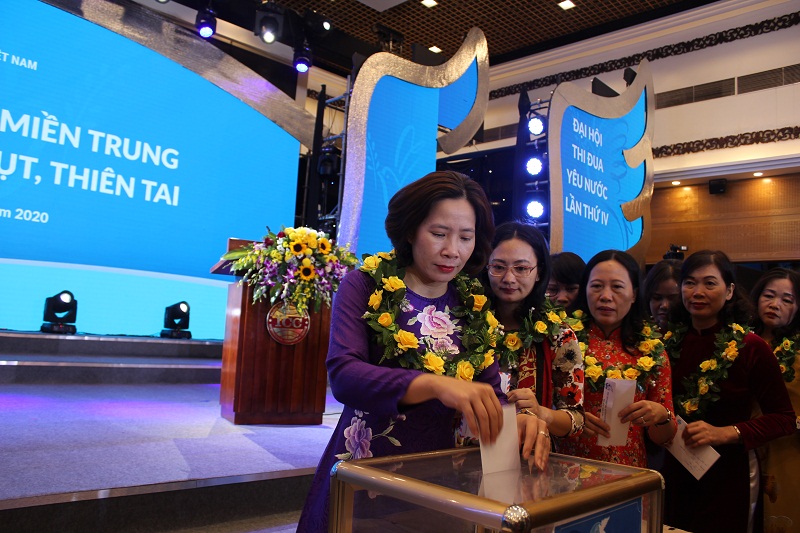 Đồng chí Lê Kim Anh - Chủ tịch Hội LHPN Hà Nội cùng các đại biểu ủng hộ đồng bào các tỉnh miền Trung bị  lũ lụt, thiên tai