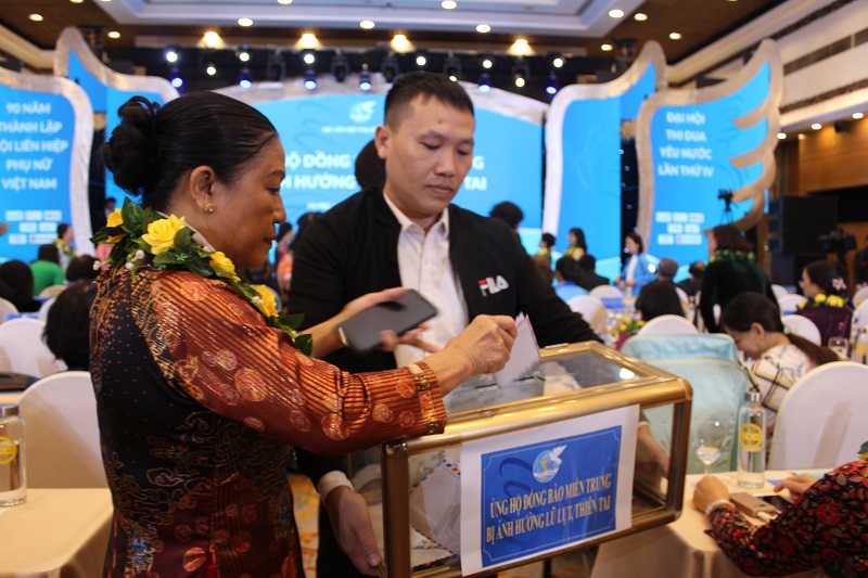 Cán bộ Hội viên phụ nữ phát huy truyền thống lá lành đùm lá rách giúp đỡ các tỉnh miền Trung bị ảnh hưởng bởi bão lũ