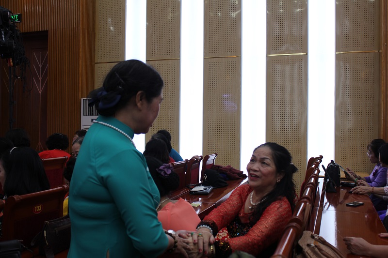 Những c&aacute;i nắm tay, những lời hỏi thăm của c&aacute;n bộ Hội đ&atilde; l&agrave;m cho kh&ocirc;ng kh&iacute; của buổi gặp mặt th&ecirc;m ấm &aacute;p y&ecirc;u thương