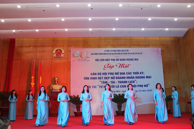 C&aacute;n bộ Hội tham gia tr&igrave;nh diễn &aacute;o d&agrave;i