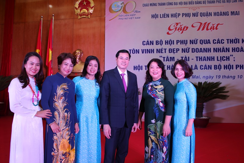 C&aacute;c đại biểu th&agrave;nh Phố, quận đ&atilde; c&ugrave;ng  h&ograve;a chung kh&ocirc;ng kh&iacute; đầm ấm trong chương tr&igrave;nh Gặp mặt