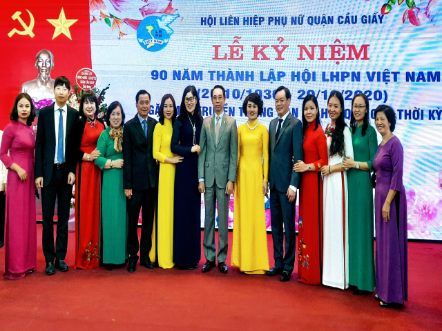 Lãnh đạo Hội các thời kỳ chụp ảnh lưu niệm cùng Lãnh đạo Thành phố